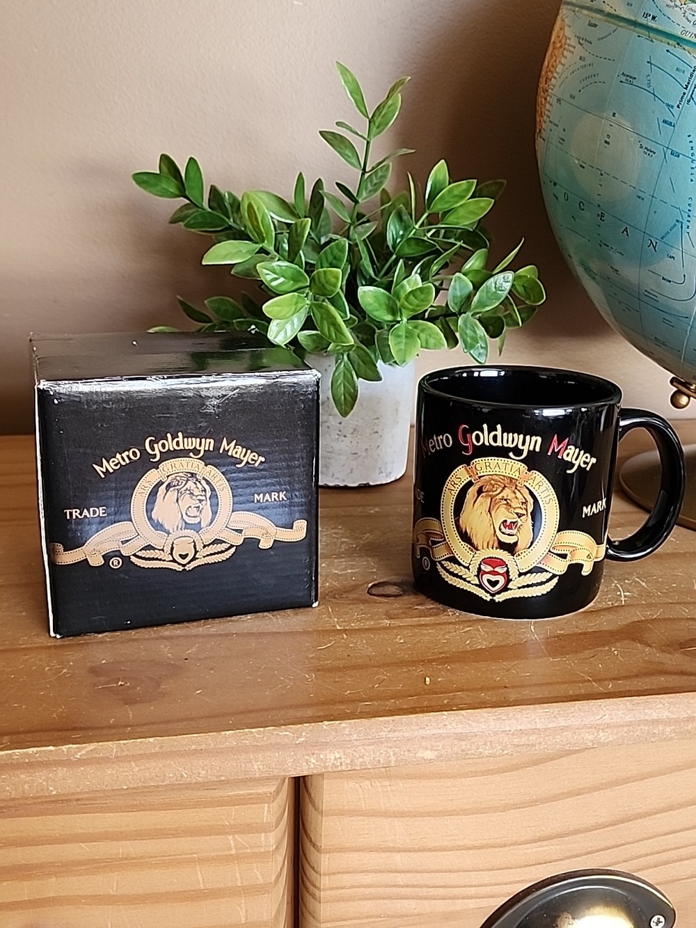 Vintage 1989 MGM Lion logo  mug new in box